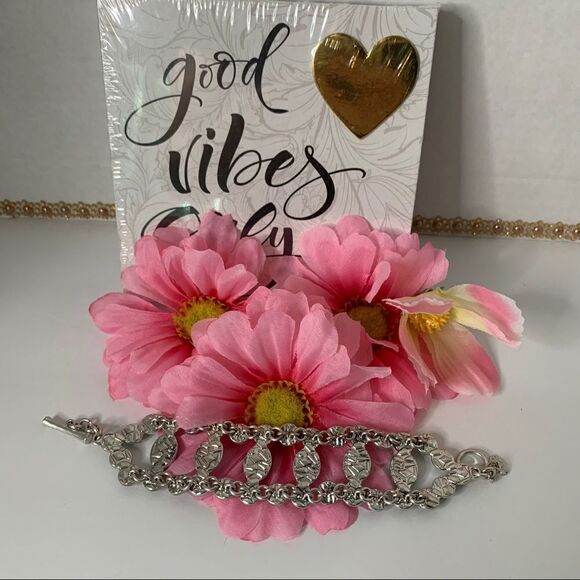 Women’s silver and green stone bracelet - Picture 2 of 6